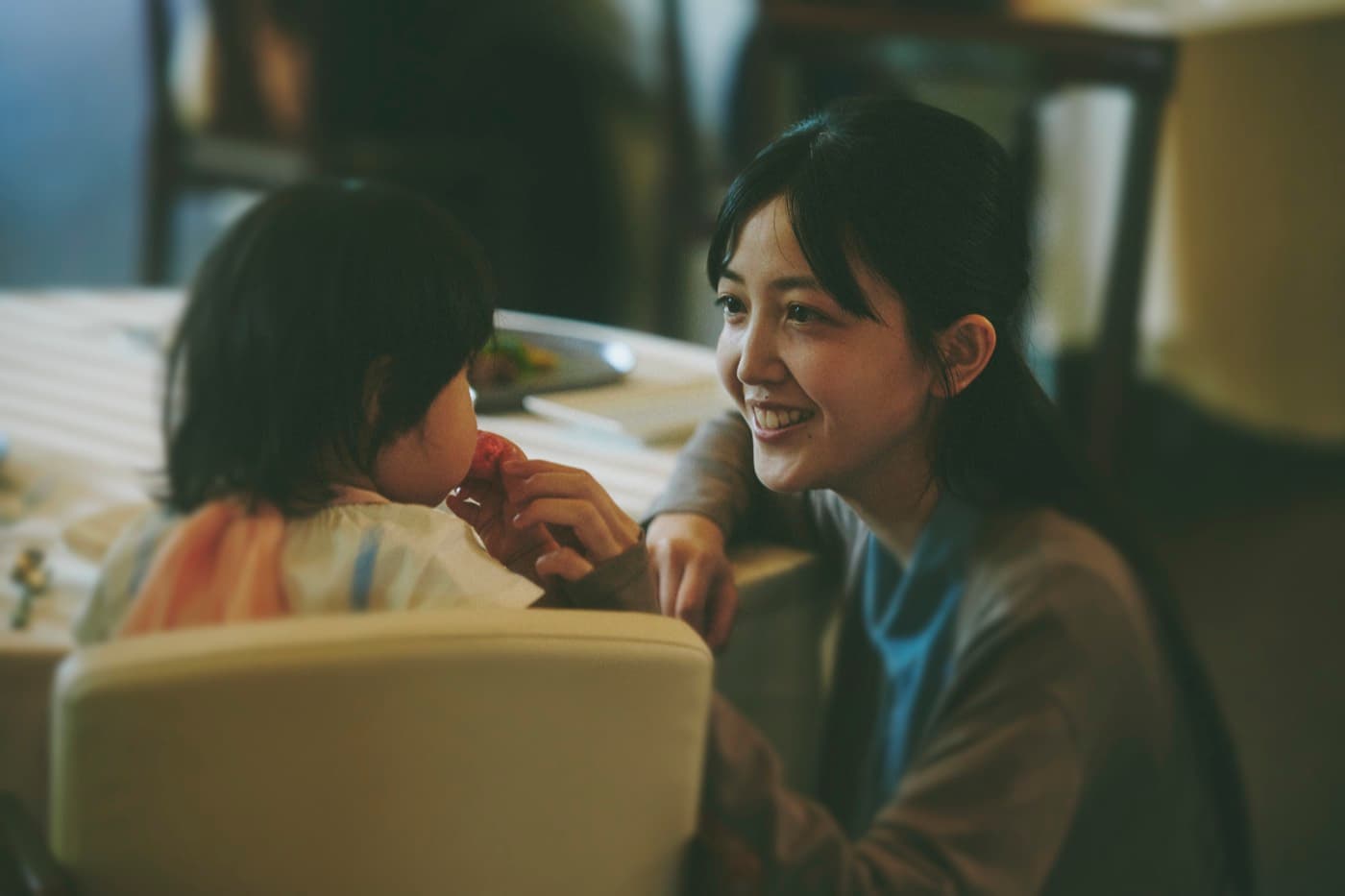 食卓で律ちゃんに寄り添う久保史緒里さん