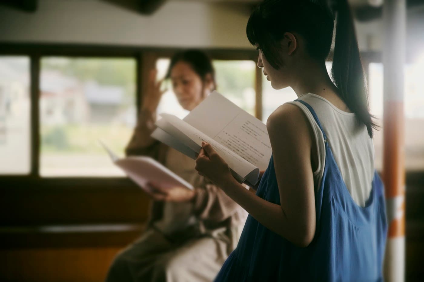台本を手に読み合わせをする役者陣