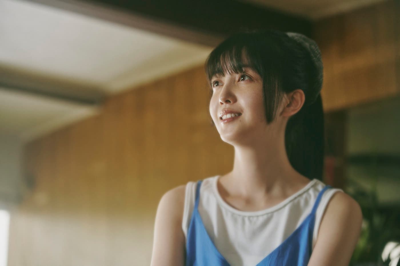 静かに佇む久保史緒里さんの横顔
