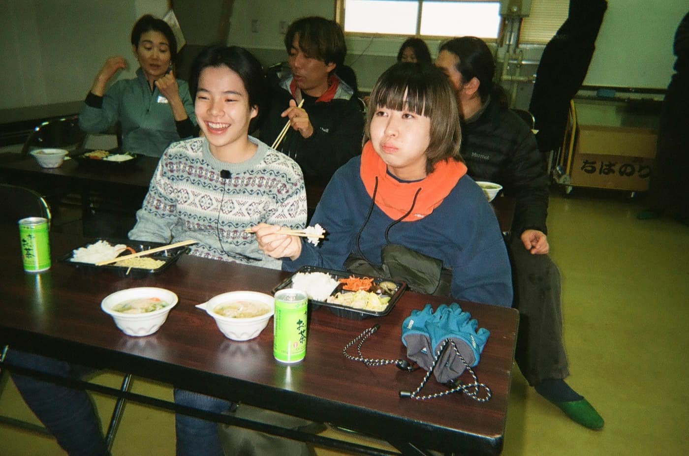 食卓を囲んで食事をする出演者たち