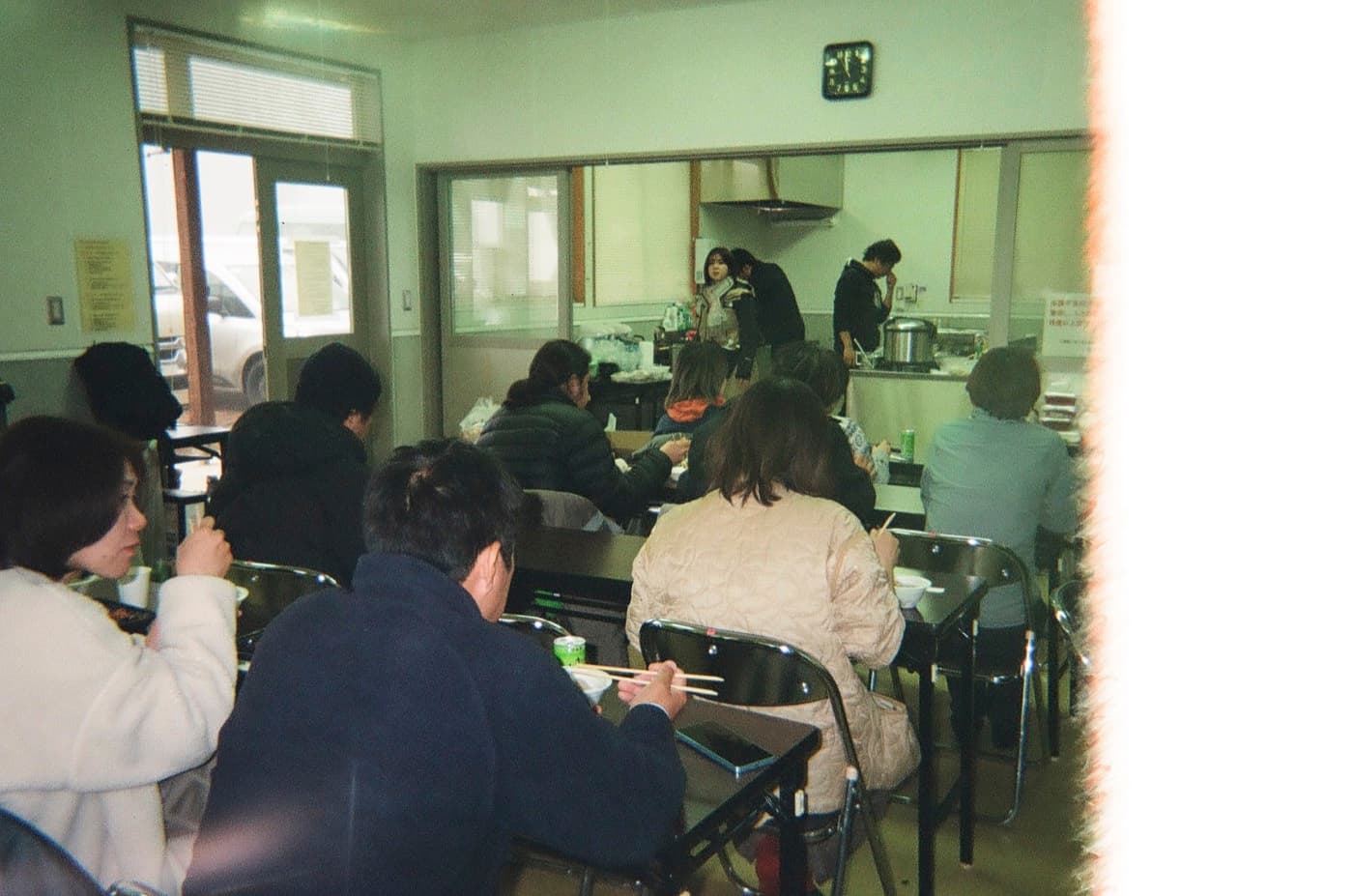 大勢で食事をとる食堂の様子