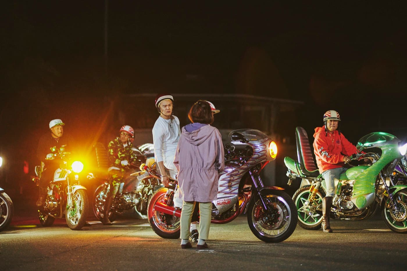 夜、隊列を組んで並ぶバイクとエキストラの皆さま